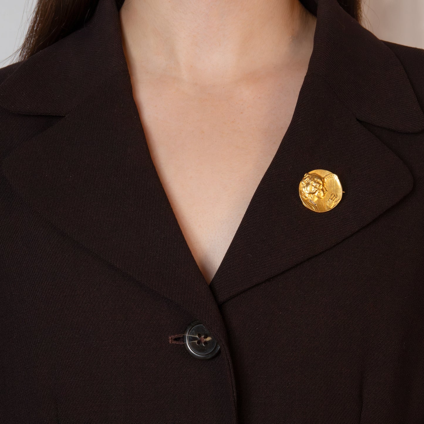 French Art Nouveau Muse Relief Brooch in 18ct Gold